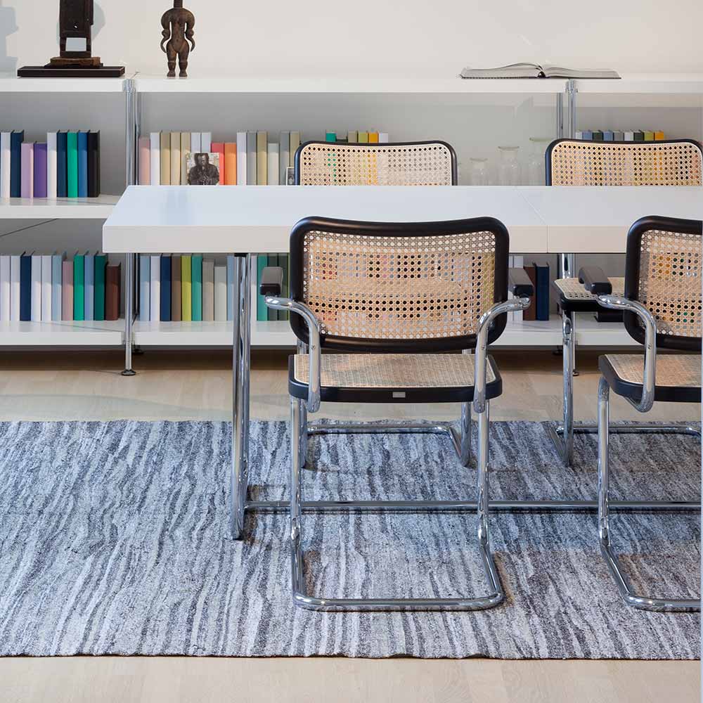 thonet-s64-s32-freischwinger-schwarz-mit-tisch-s1070(1)