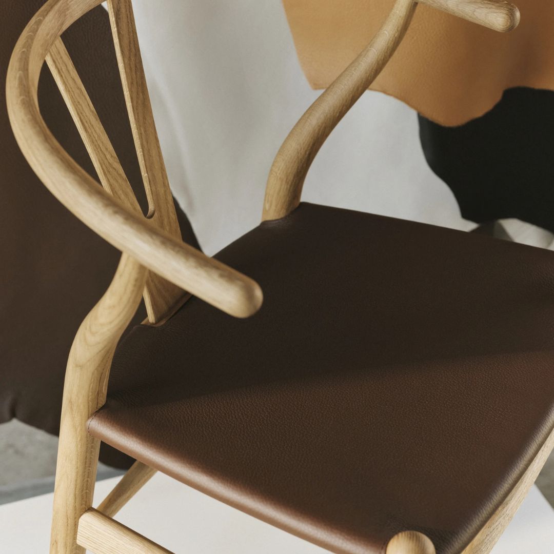 Carl Hansen CH24P Wishbone Chair reimagined Eiche geölt, Leder Loke 7060