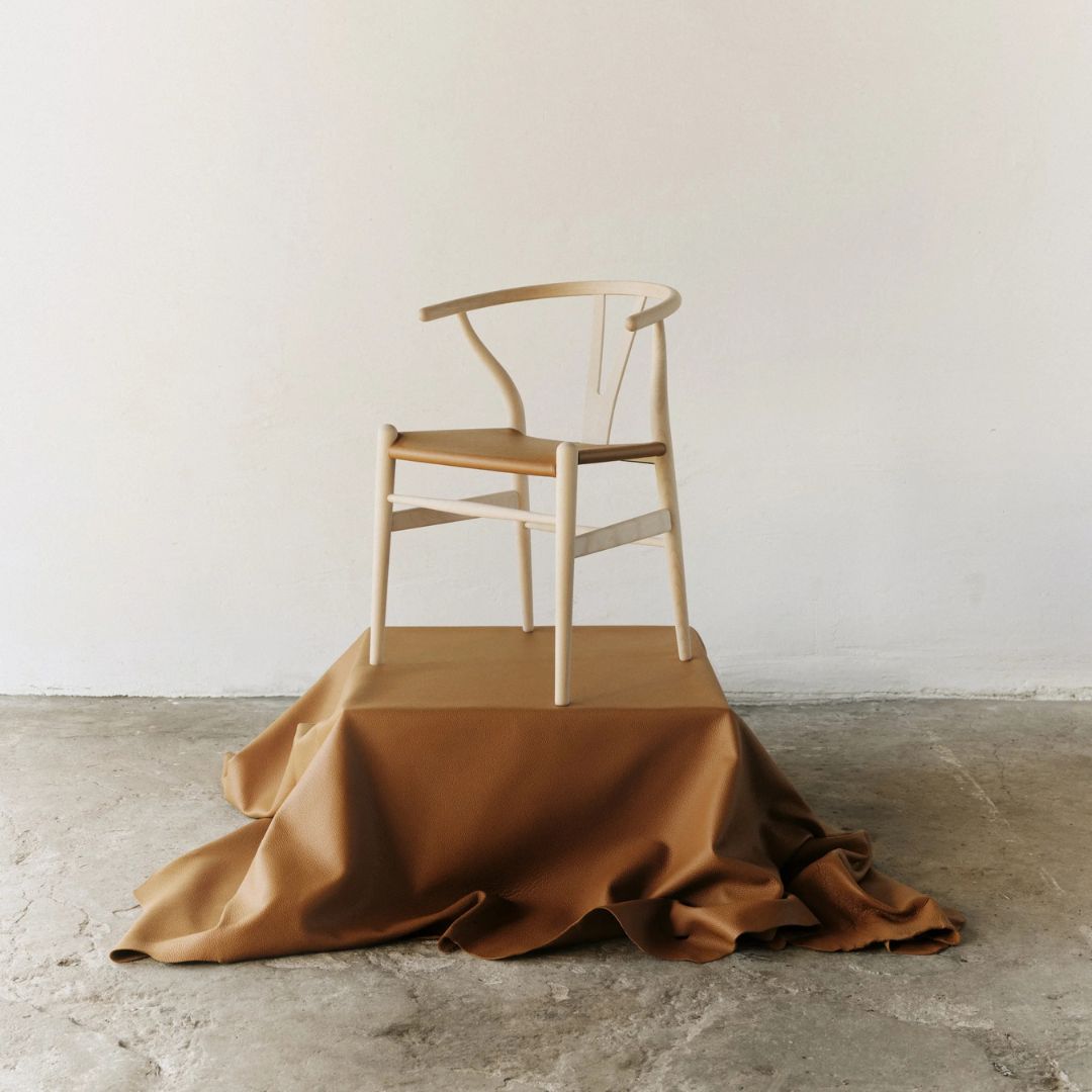 Carl Hansen CH24P Wishbone Chair reimagined Buche geseift, Leder Loke 7050