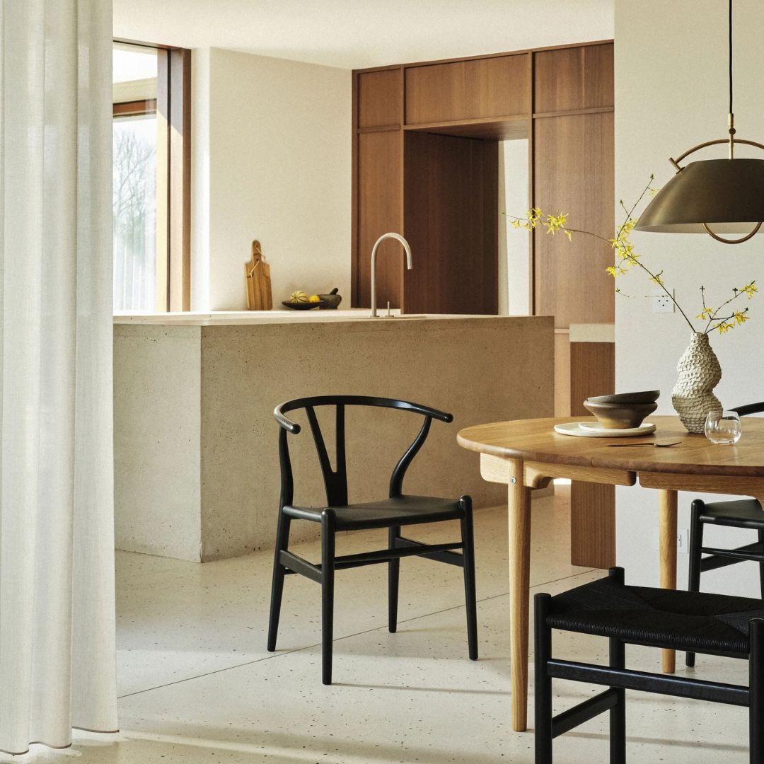 Carl Hansen CH24P Wishbone Chair reimagined Eiche schwarz lackiert, Leder schwarz