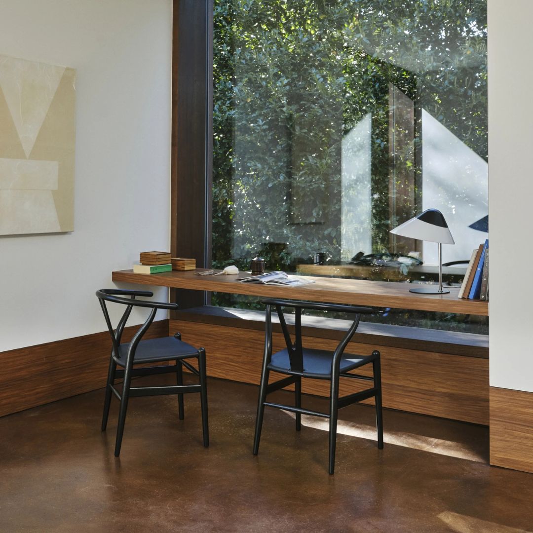 Carl Hansen CH24P Wishbone Chair reimagined Eiche schwarz lackiert, Leder schwarz