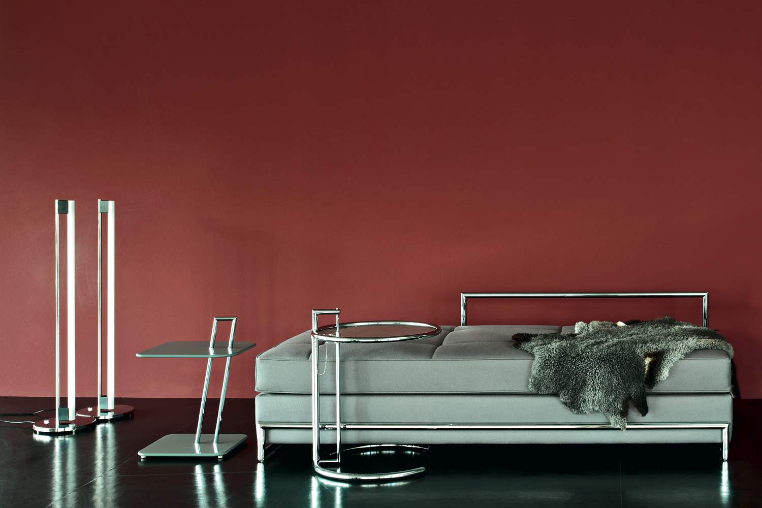 classicon-seelen-tube-light-occasional-table-day-bed-bonaparte-e1027 classicon-seelen-tube-light-occasional-table-day-bed-bonaparte-e1027