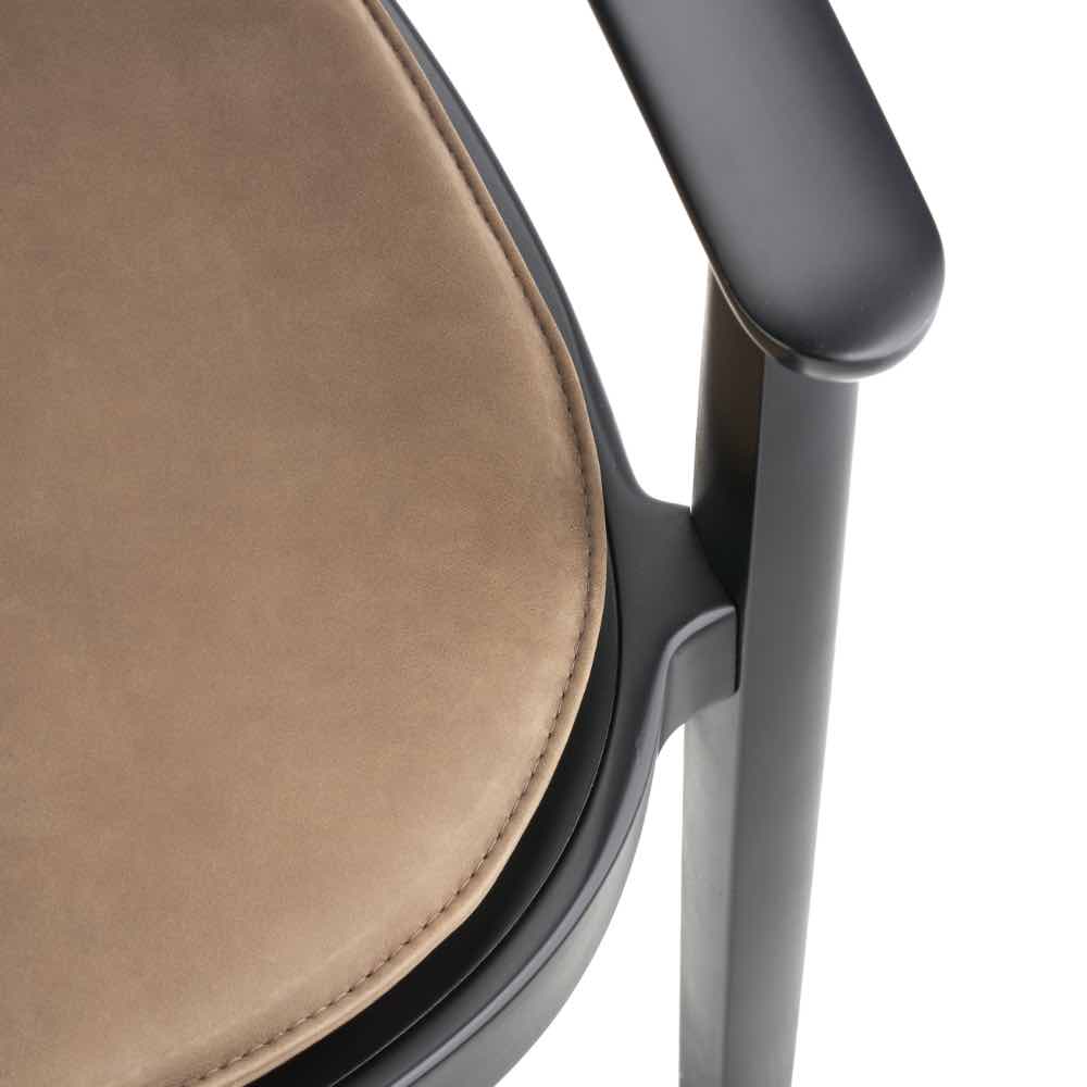 thonet-119-pa-nubuk-detail(1)